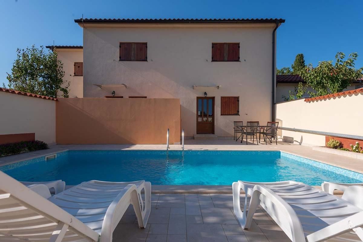 Вилла House Melly With Swimming Pool Ровиньско село Экстерьер фото