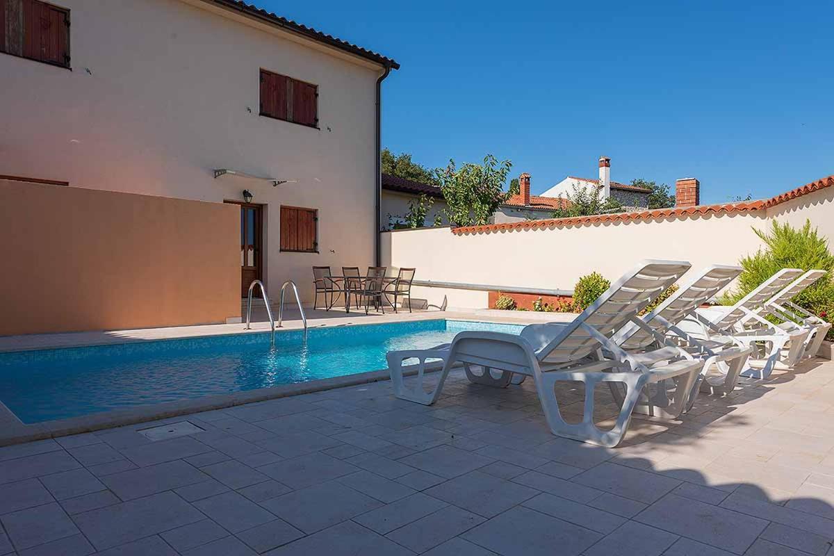 Вилла House Melly With Swimming Pool Ровиньско село Экстерьер фото