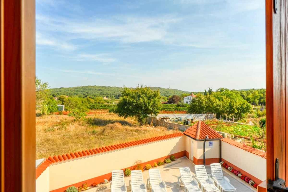 Вилла House Melly With Swimming Pool Ровиньско село Экстерьер фото