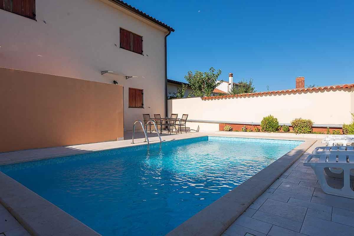 Вилла House Melly With Swimming Pool Ровиньско село Экстерьер фото